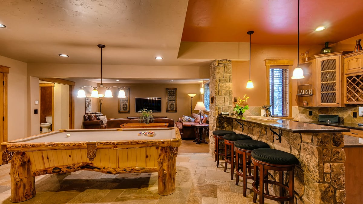 Billiards and wet bar on lower level - Image 13