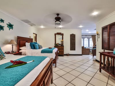 #8. 2 Queen Beds, 1 Twin Bed, Living, Ensuite bathroom!
