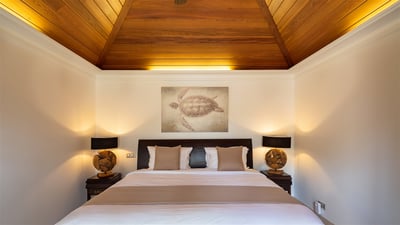Bedroom 4: King size bed, air conditioning, ceiling fan, HD-TV, Apple TV, desk, safe, mini fridge.&n