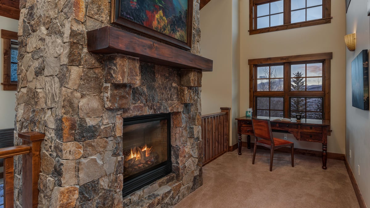 Chalet Beliza - Upper Level Foyer with fireplace - Image 32