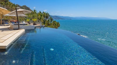 Luxury Villa Photo #4