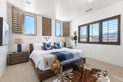 Stagecoach: King bed, reach in closet and en suite bathroom with shower and tub.