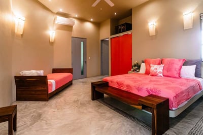 Luxury Villa Photo #29