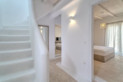 Luxury Villa Photo #23