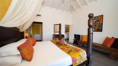 Bedroom 2: On the main level. King size bed, air conditioning, HD-TV, Dish Network, safe. Ensuite ba