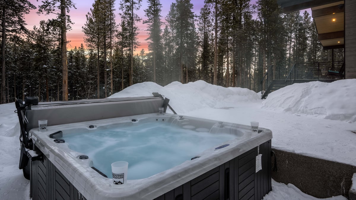 Private and peaceful hot tub - Image 6