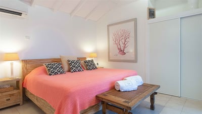 Bedroom 2: King size bed, air conditioning. The bathroom is shared with the Bedroom 3. 