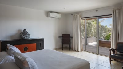Bedroom 1: King size bed, air conditioning, HD-TV, Dish Network, ceiling fan, safe. Adjoining bathro