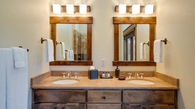Queen ensuite, upper level