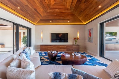 Luxury Villa Photo #30