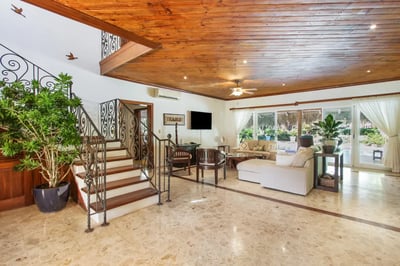 Luxury Villa Photo #20