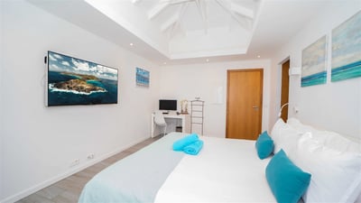 Bedroom 1: King size bed, air conditioning, HD-TV, safe, dressing room. Ensuite bathroom with i