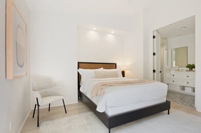 Suite 2: Queen bed, ensuite bathroom, walk-in closet, Smart TV and patio access.