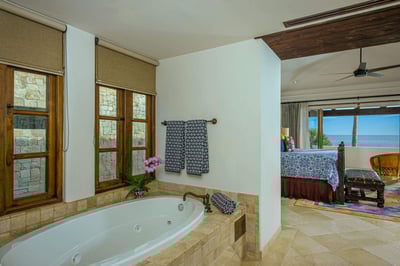 Luxury Villa Photo #37