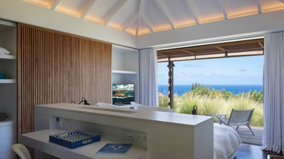 Bedroom 1: King size bed, air-conditioning, ceiling fan, HD-TV, Apple TV. Ensuite Bathroom, hair dry