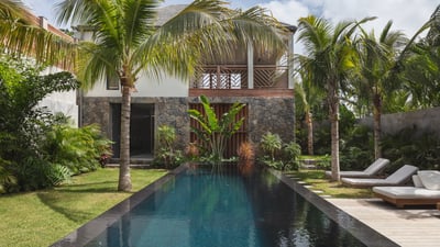 Pool & Terrace: Nice pool located between the two buildings of the property, terrace with sun l