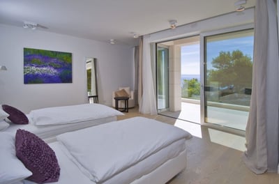 Luxury Villa Photo #32