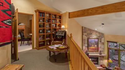 Upper level sitting area