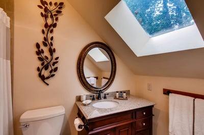 Ravens Bungalow upper level king ensuite