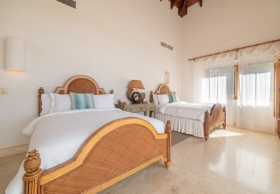 Luxury Villa Photo #38
