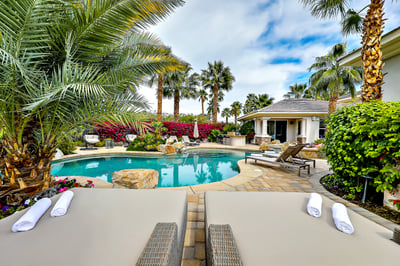 Choose from many poolside loungers! There's more room at the swings or at the kitchen bar or outdoor