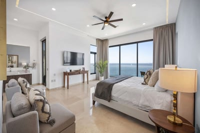 Luxury Villa Photo #32