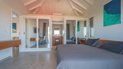 Bedroom 1: King size bed, air conditioning, HD-TV, Dish Network, dressing room, programmable safe. A