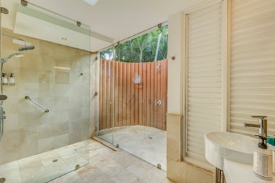 Luxury Villa Photo #34