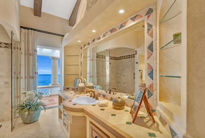 Luxury Villa Photo #38