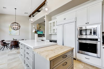 Equipped with all new high-end appliances and eat-in kitchen. Seats 6.