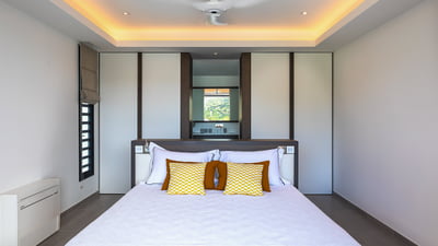 Bedroom 1: On the main level. Queen size bed, air conditioning, HD-TV, Apple TV, Dish Network, 