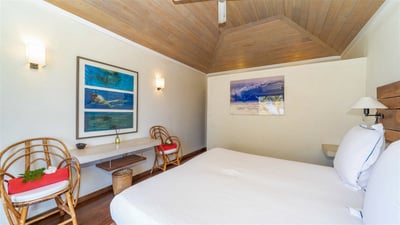 Bedroom 2: On the main level. King size bed, air conditioning, ceiling fan, safe. Ensuite bathroom w