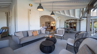 Outdoor Lounge & Dining Area