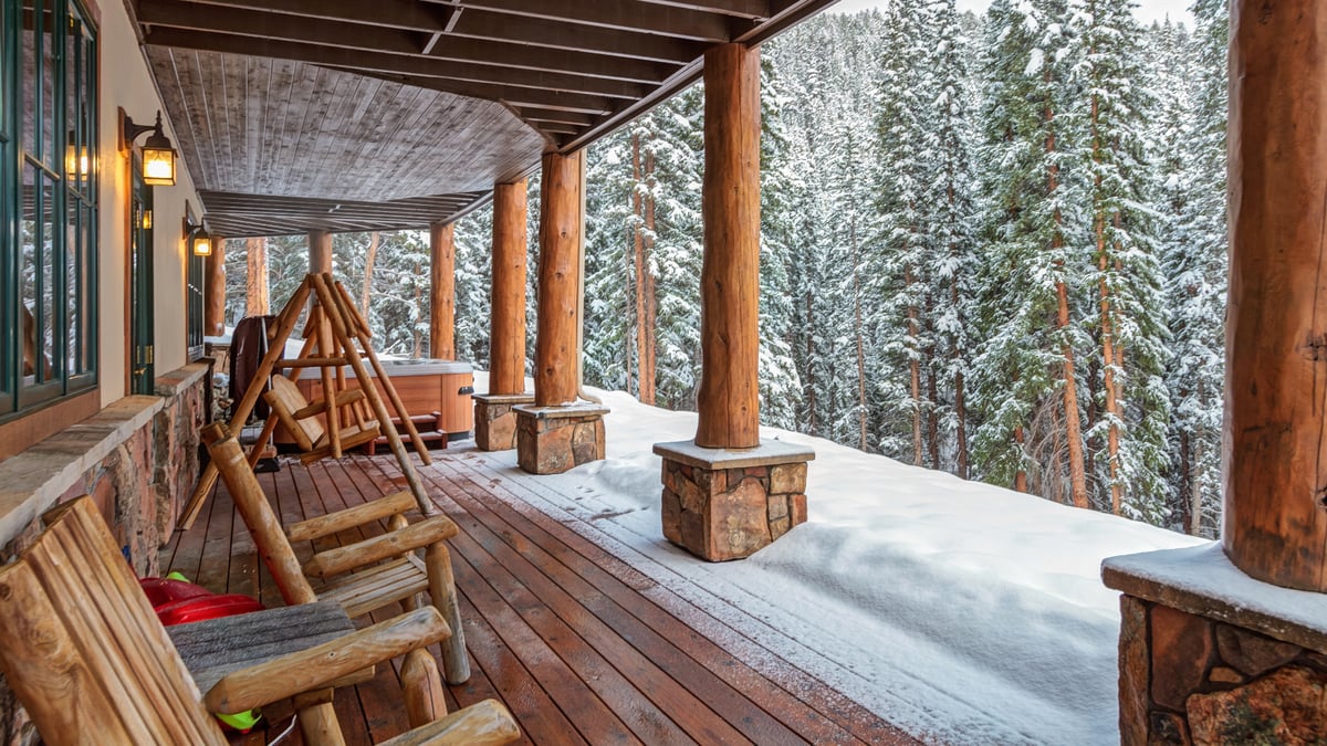 Relax on the patio and watch the snow fall - Image 5