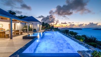 By Night: Modern and chic outdoor lightings.