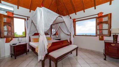 Bedroom 1: King size bed, air conditioning, HD-TV with canal satellite, dressing room, programmable 