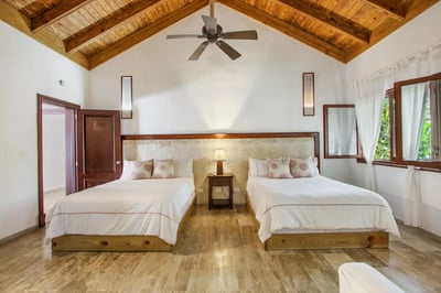 Luxury Villa Photo #25