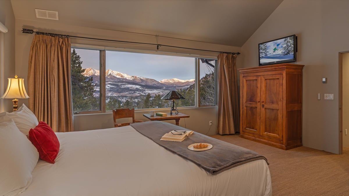 Alpenglow Peaks Lodge