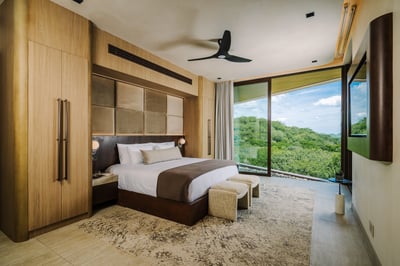 Master Suite 1: King Bed, TV, AC