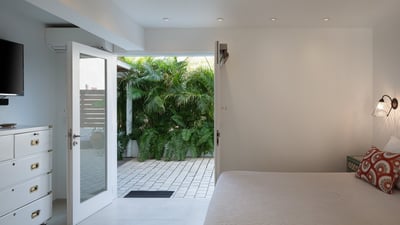 Bedroom 1: King size bed, air conditioning, HD-TV, Apple TV, dressing room, programmable safe. Adjoi