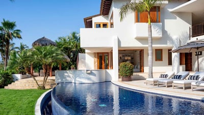 Luxury Villa Photo #3