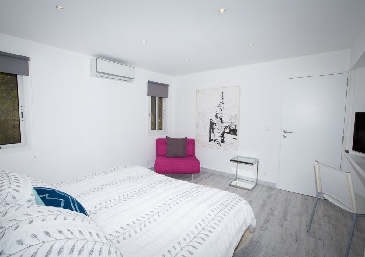 Bedroom 2: Queen size bed, air conditioning, flat screen television. The bedroom opens onto the livi - Image 17