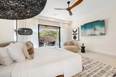 Primary Suite 1: King Bed, AC & TV – Level 2