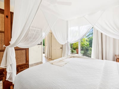 Luxury Villa Photo #43