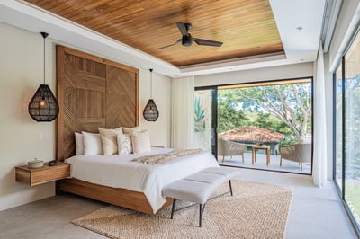 Primary Suite 2: King Bed, AC - Level 2