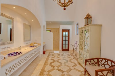Luxury Villa Photo #40