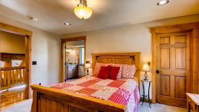 Queen bedroom, upper level