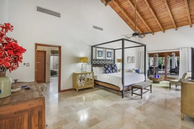 Luxury Villa Photo #30