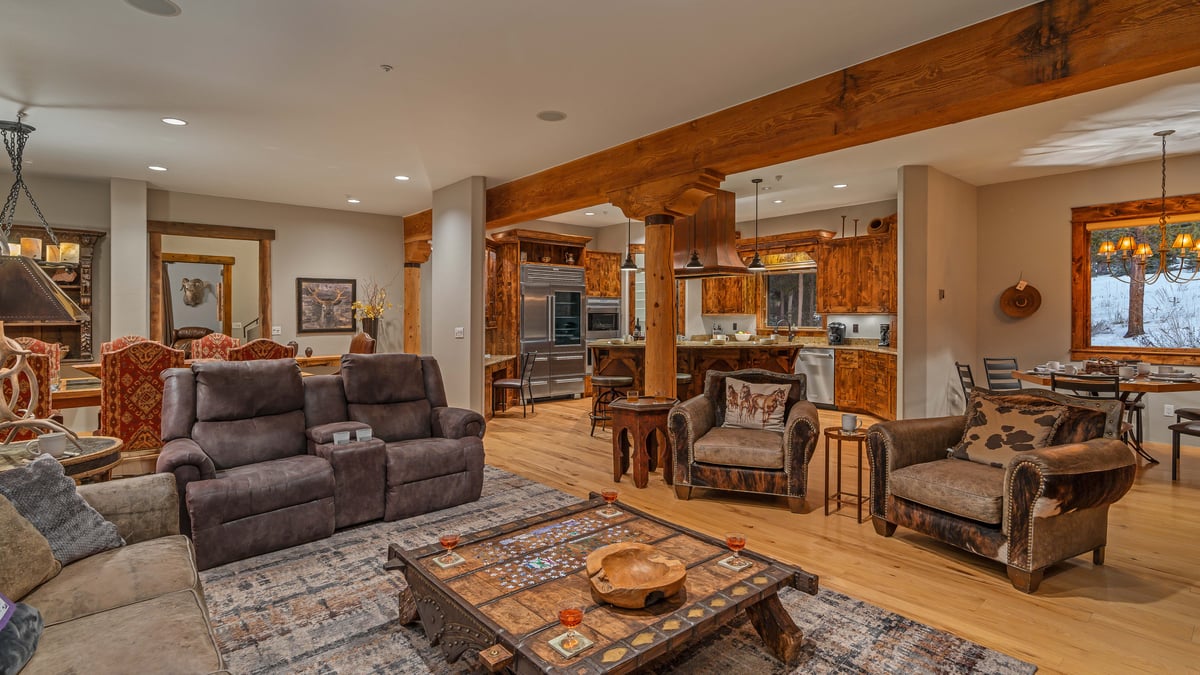 Alpenglow Peaks Lodge