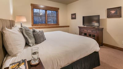 Chalet Fuego - King suite, lower level